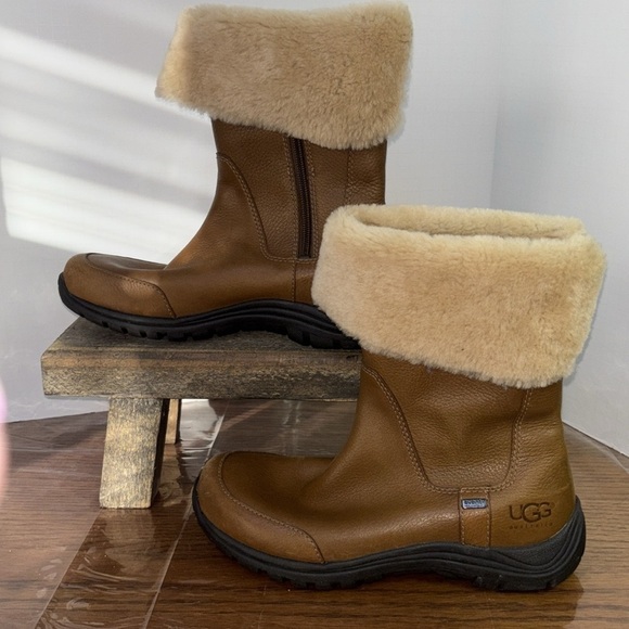 Women’s UGG classic camel leather short boots/booties. Size 8. EUC. - Picture 2 of 6